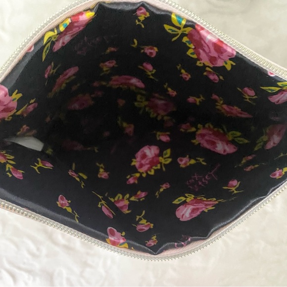 2pc Betsey Johnson shoulder bag & XL wristlet VGUC - Picture 7 of 8